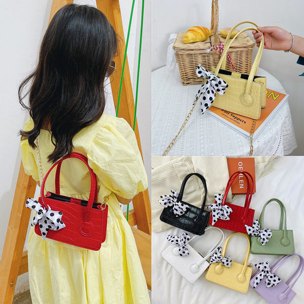 Κομψή παιδική μίνι τσάντα σε τετράγωνο σχήμα με κοντή και μακριά λαβή