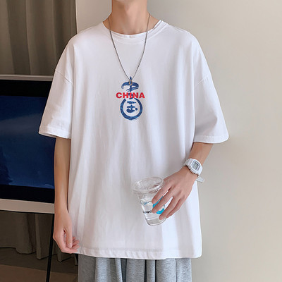 Широк модел мъжка тениска с надпис на гърба