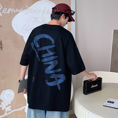 Широк модел мъжка тениска с надпис на гърба