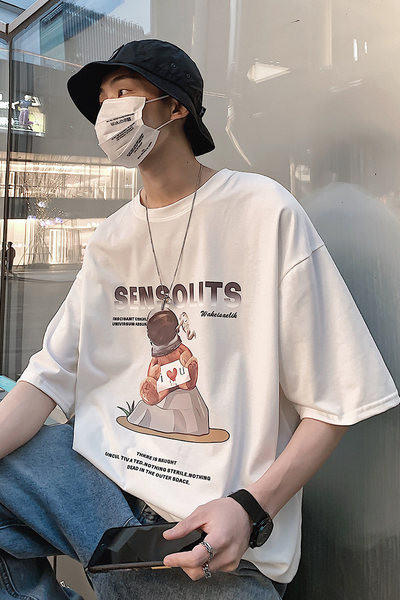 Kaasaegne värvilise aplikatsiooniga t-särk