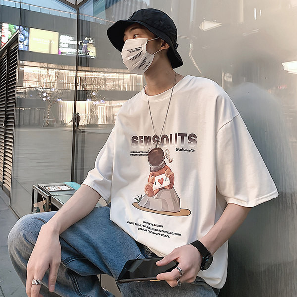 Kaasaegne värvilise aplikatsiooniga t-särk