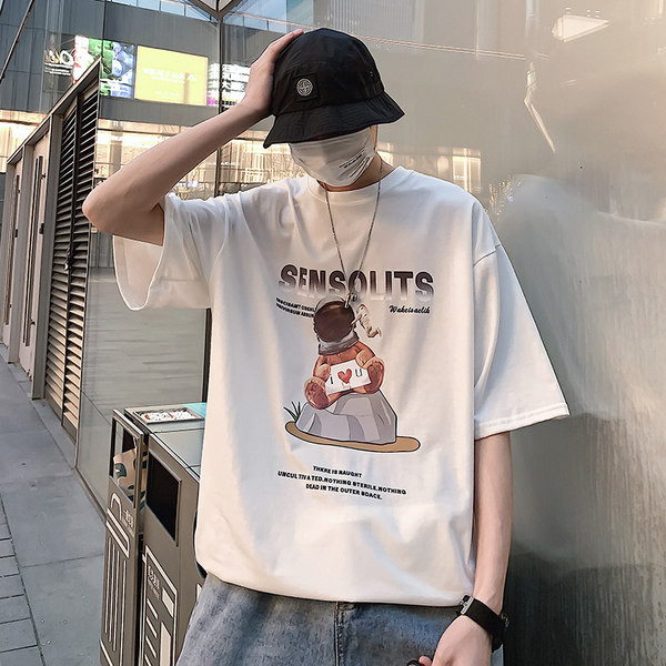 Kaasaegne värvilise aplikatsiooniga t-särk