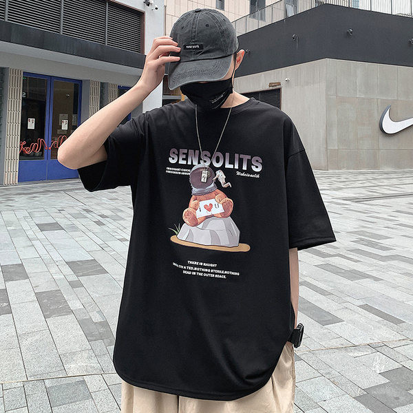 Kaasaegne värvilise aplikatsiooniga t-särk