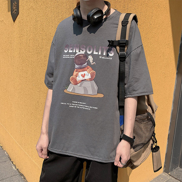 Kaasaegne värvilise aplikatsiooniga t-särk