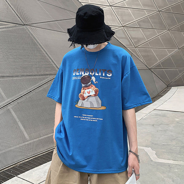 Kaasaegne värvilise aplikatsiooniga t-särk