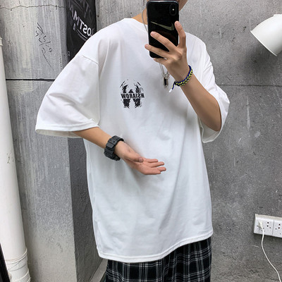 Uut mudelit suvine lai triiksärk, mille seljaosad on trükiga