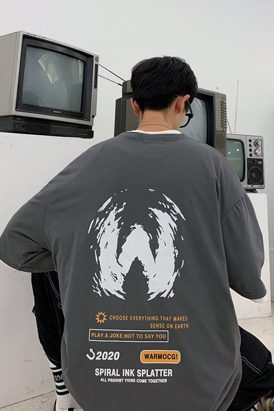 Uut mudelit suvine lai triiksärk, mille seljaosad on trükiga