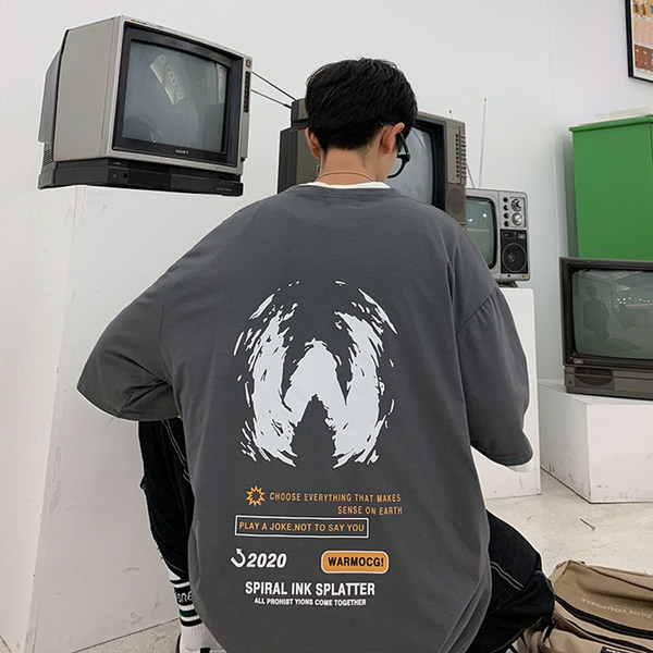 Uut mudelit suvine lai triiksärk, mille seljaosad on trükiga