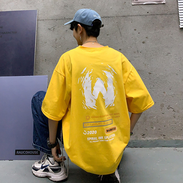 Uut mudelit suvine lai triiksärk, mille seljaosad on trükiga