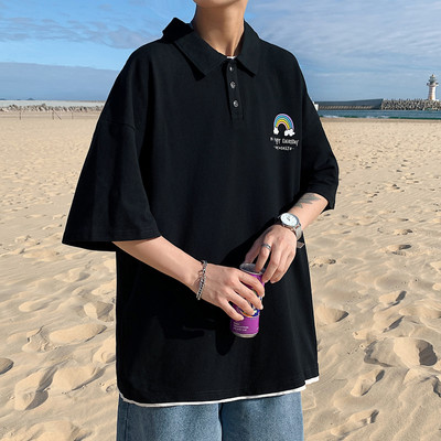 Klassikalise krae ja nööpidega vabaaja meeste T-särk