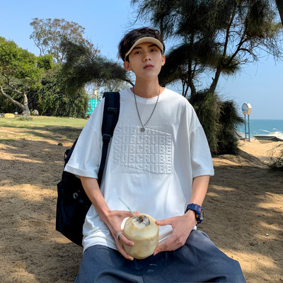 Καλοκαιρινό ανδρικό μπλουζάκι με κοντά μανίκια και απλικέ