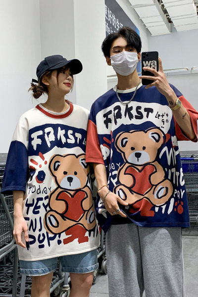 Värviline vabaaja t-särk ovaalse kaelusega