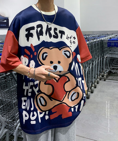 Värviline vabaaja t-särk ovaalse kaelusega