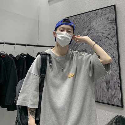 Lai meeste T-särk embleemi ja lühikeste varrukatega