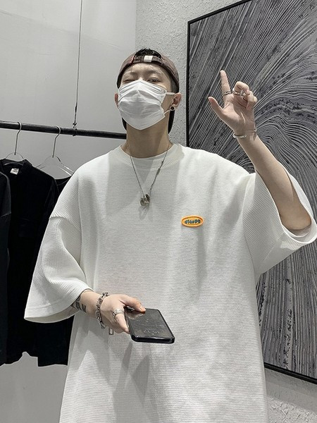 Lai meeste T-särk embleemi ja lühikeste varrukatega