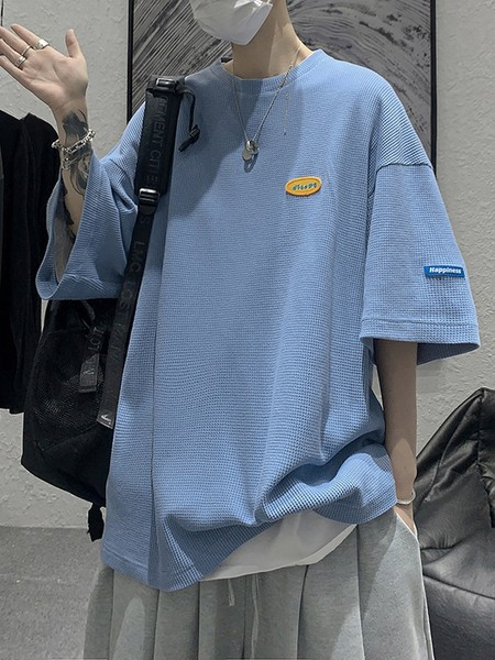 Lai meeste T-särk embleemi ja lühikeste varrukatega