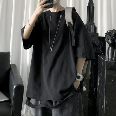 Meeste lai T-särk väljalõigatud osadega