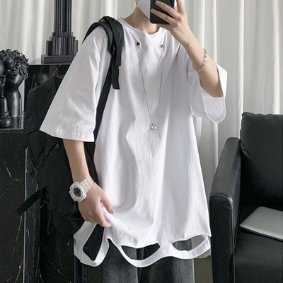 Meeste lai T-särk väljalõigatud osadega