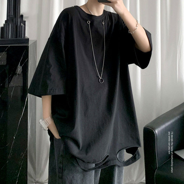 Meeste lai T-särk väljalõigatud osadega