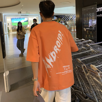 Meeste T-särk, millel on kiri seljal ja lühikeste varrukatega