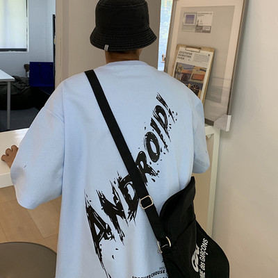 Meeste T-särk, millel on kiri seljal ja lühikeste varrukatega