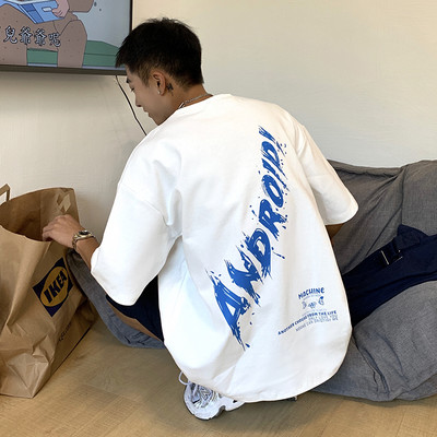 Meeste T-särk, millel on kiri seljal ja lühikeste varrukatega