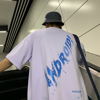 Meeste T-särk, millel on kiri seljal ja lühikeste varrukatega