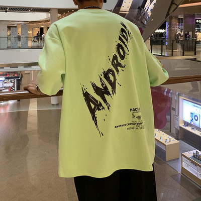 Meeste T-särk, millel on kiri seljal ja lühikeste varrukatega