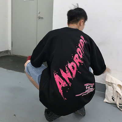 Meeste T-särk, millel on kiri seljal ja lühikeste varrukatega