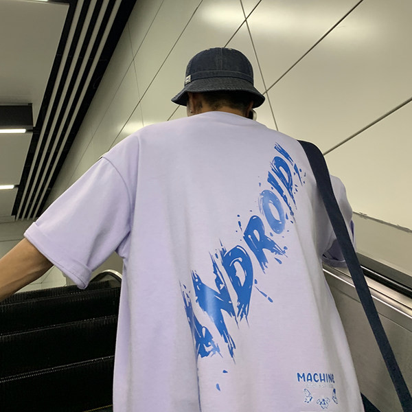 Meeste T-särk, millel on kiri seljal ja lühikeste varrukatega