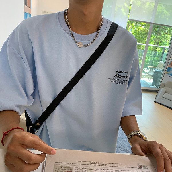 Meeste T-särk, millel on kiri seljal ja lühikeste varrukatega