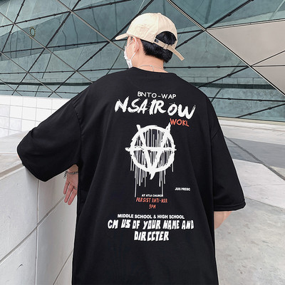 Lai suvine värvitrükiga T-särk seljal