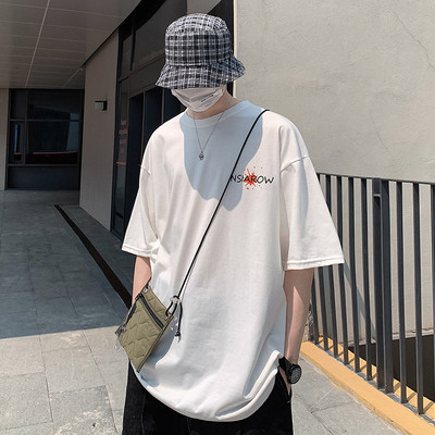 Lai suvine värvitrükiga T-särk seljal