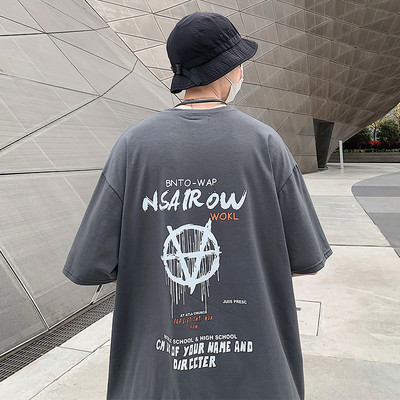 Lai suvine värvitrükiga T-särk seljal