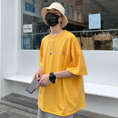 Lai suvine värvitrükiga T-särk seljal