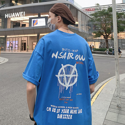 Lai suvine värvitrükiga T-särk seljal