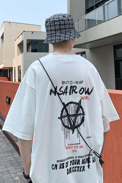 Lai suvine värvitrükiga T-särk seljal