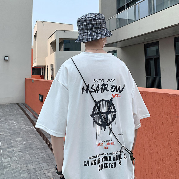 Lai suvine värvitrükiga T-särk seljal