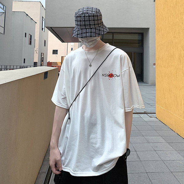 Lai suvine värvitrükiga T-särk seljal