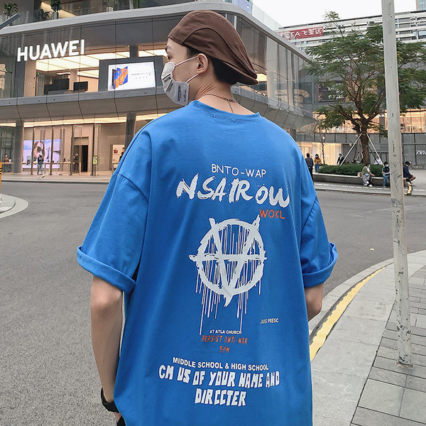 Lai suvine värvitrükiga T-särk seljal