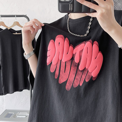 Värvilise aplikatsiooni ja lühikeste varrukatega vabaaja meeste T-särk