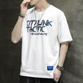 Laia mustri ja lühikeste varrukatega meeste T-särk