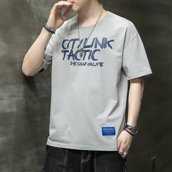 Laia mustri ja lühikeste varrukatega meeste T-särk