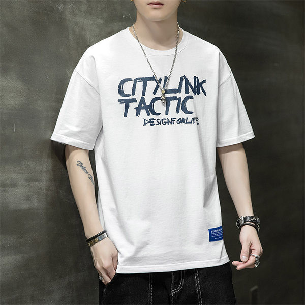 Laia mustri ja lühikeste varrukatega meeste T-särk