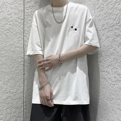 Ανδρικό φαρδιά μπλουζάκι με κεντήματα και κοντά μανίκια