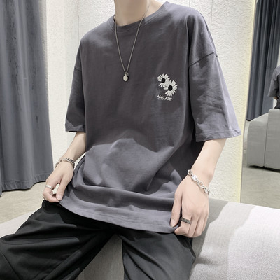 Ανδρικό φαρδιά μπλουζάκι με κεντήματα και κοντά μανίκια