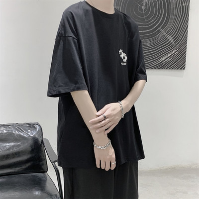 Ανδρικό φαρδιά μπλουζάκι με κεντήματα και κοντά μανίκια