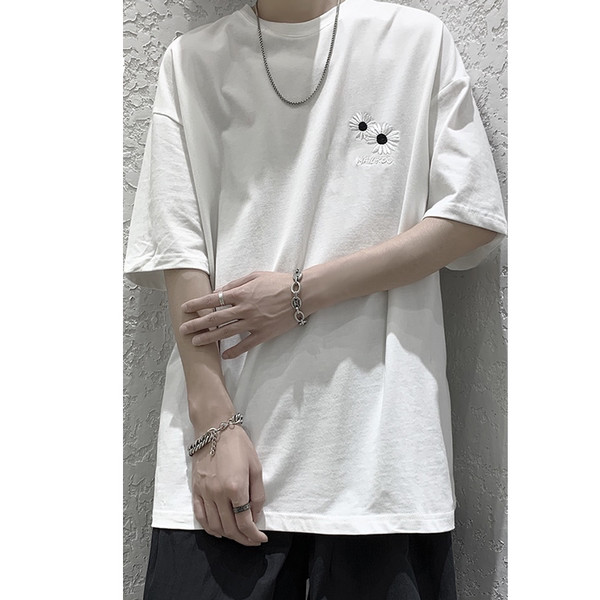 Ανδρικό φαρδιά μπλουζάκι με κεντήματα και κοντά μανίκια