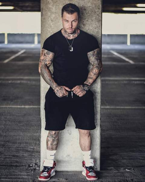 Testhezálló férfi póló tiszta modell