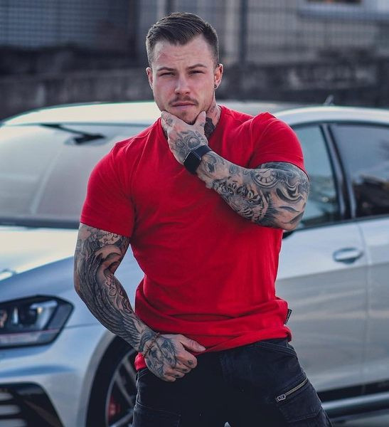 Testhezálló férfi póló tiszta modell